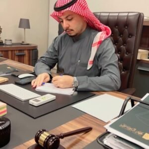 المحامي محمد الدوسري يجلس في مكتبه ضمن شركة محمد عبود الدوسري للمحاماة والاستشارات القانونية في جدة